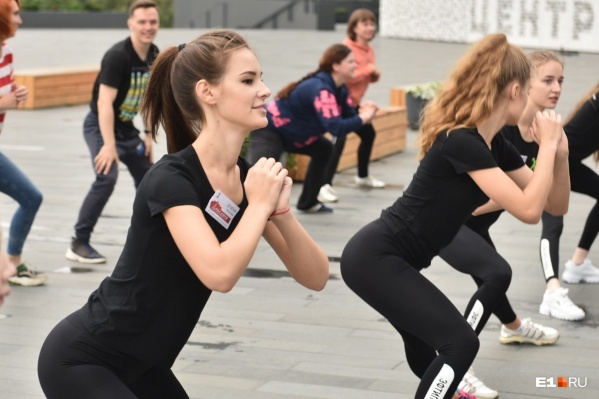Зарядка финалисток конкурса «Мисс Екатеринбург» с легкоатлеткой Олесей Красномовец Зарядка финалисток конкурса «Мисс Екатеринбург» с легкоатлеткой Олесей Красномовец 