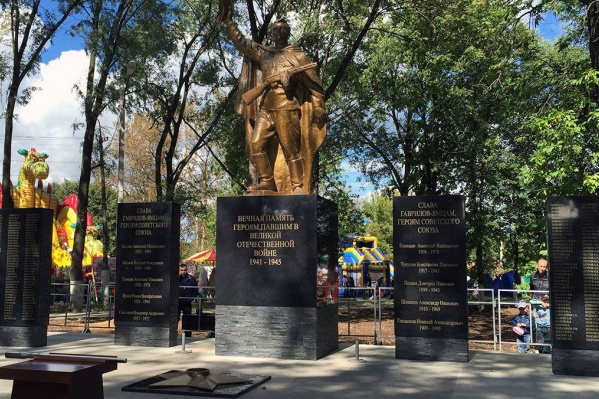 Гранитная плита от монумента рухнула на мальчика Гранитная плита от монумента рухнула на мальчика