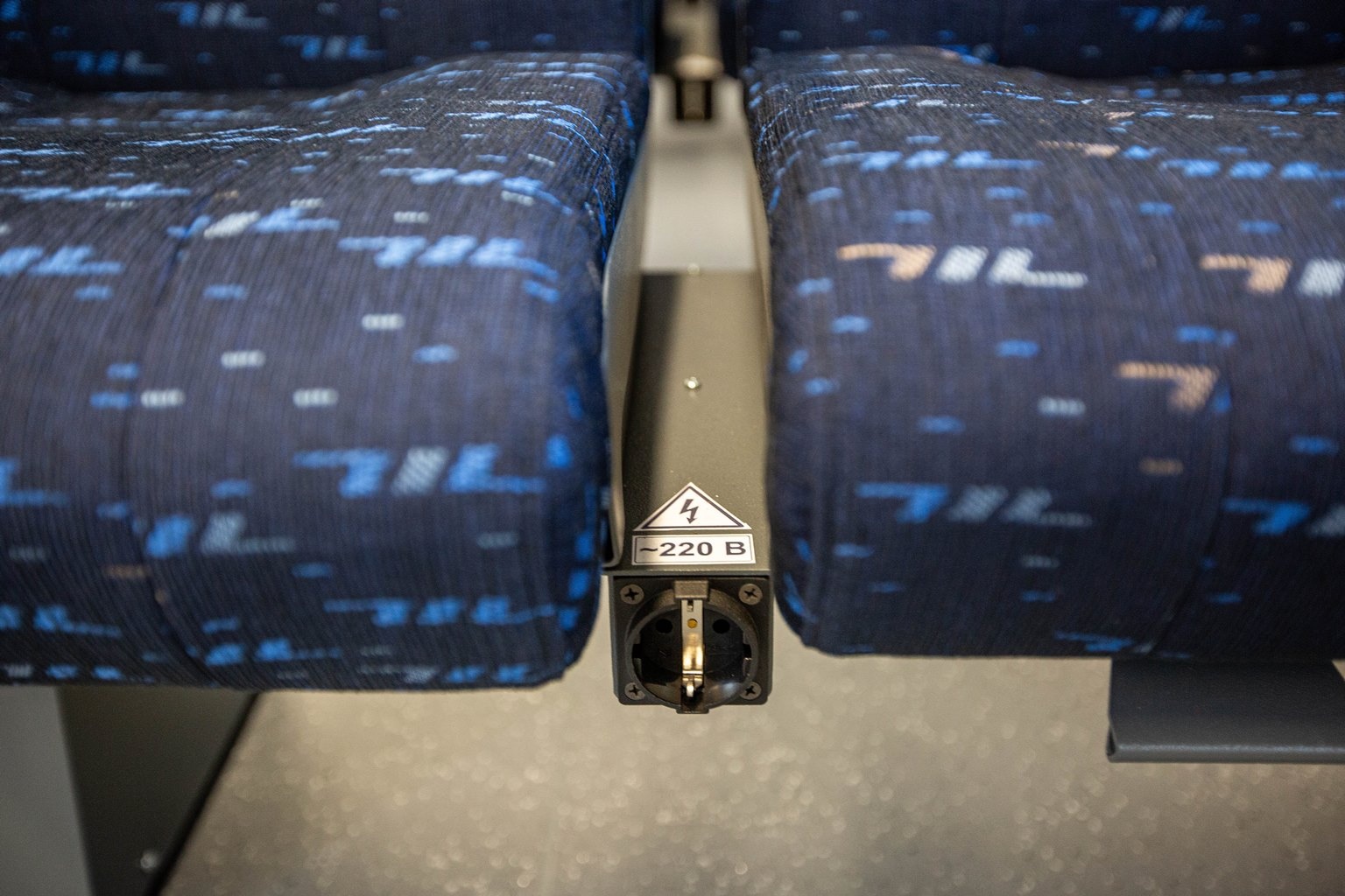 У каждого места есть и розетка на 220 вольт, а в салоне предусмотрен Wi-Fi и кондиционер. Вообще, специальные климатические установки есть по всему поезду, в том числе обогрев окон в холодные времена года У каждого места есть и розетка на 220 вольт, а в салоне предусмотрен Wi-Fi и кондиционер. Вообще, специальные климатические установки есть по всему поезду, в том числе обогрев окон в холодные времена года 