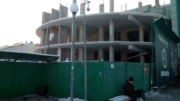 Строительство 25-этажного бизнес-центра у ЦУМа остановили из-за нехватки парковочных мест