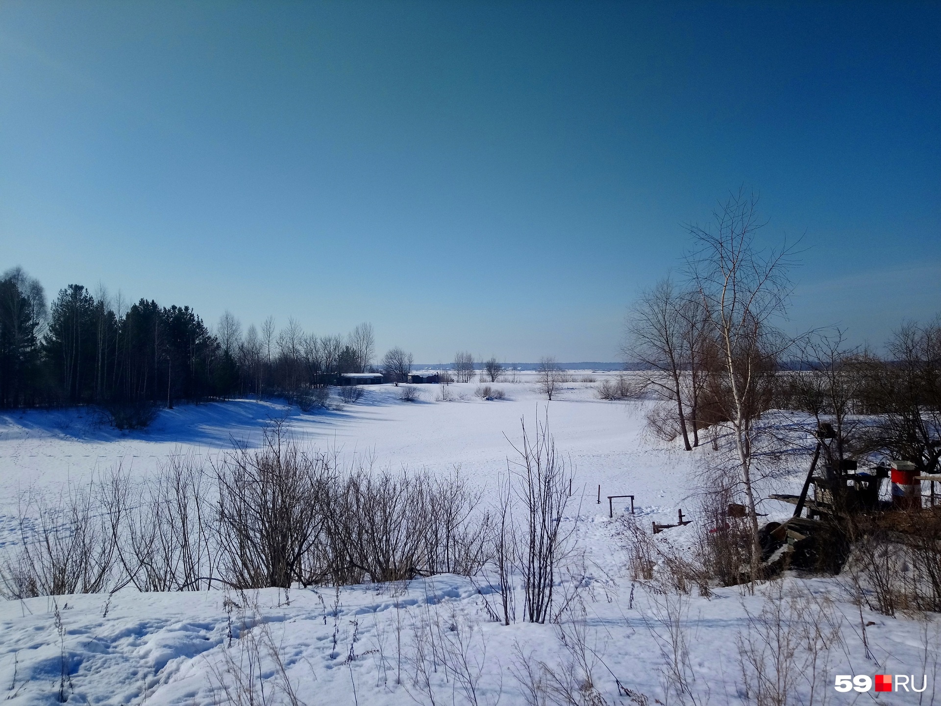 Вид на заснеженную Каму. Жители Крыма рады, что они живут рядом с рекой — ветер с нее уносит из микрорайона запах