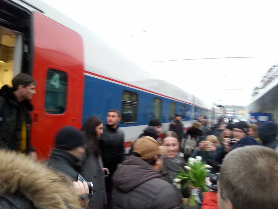 Ксению Собчак встречали в Нижнем Новгороде с белыми тюльпанами
