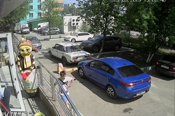 Этого молодого человека засекли камеры видеонаблюдения, сейчас его допрашивают следователи Этого молодого человека засекли камеры видеонаблюдения, сейчас его допрашивают следователи