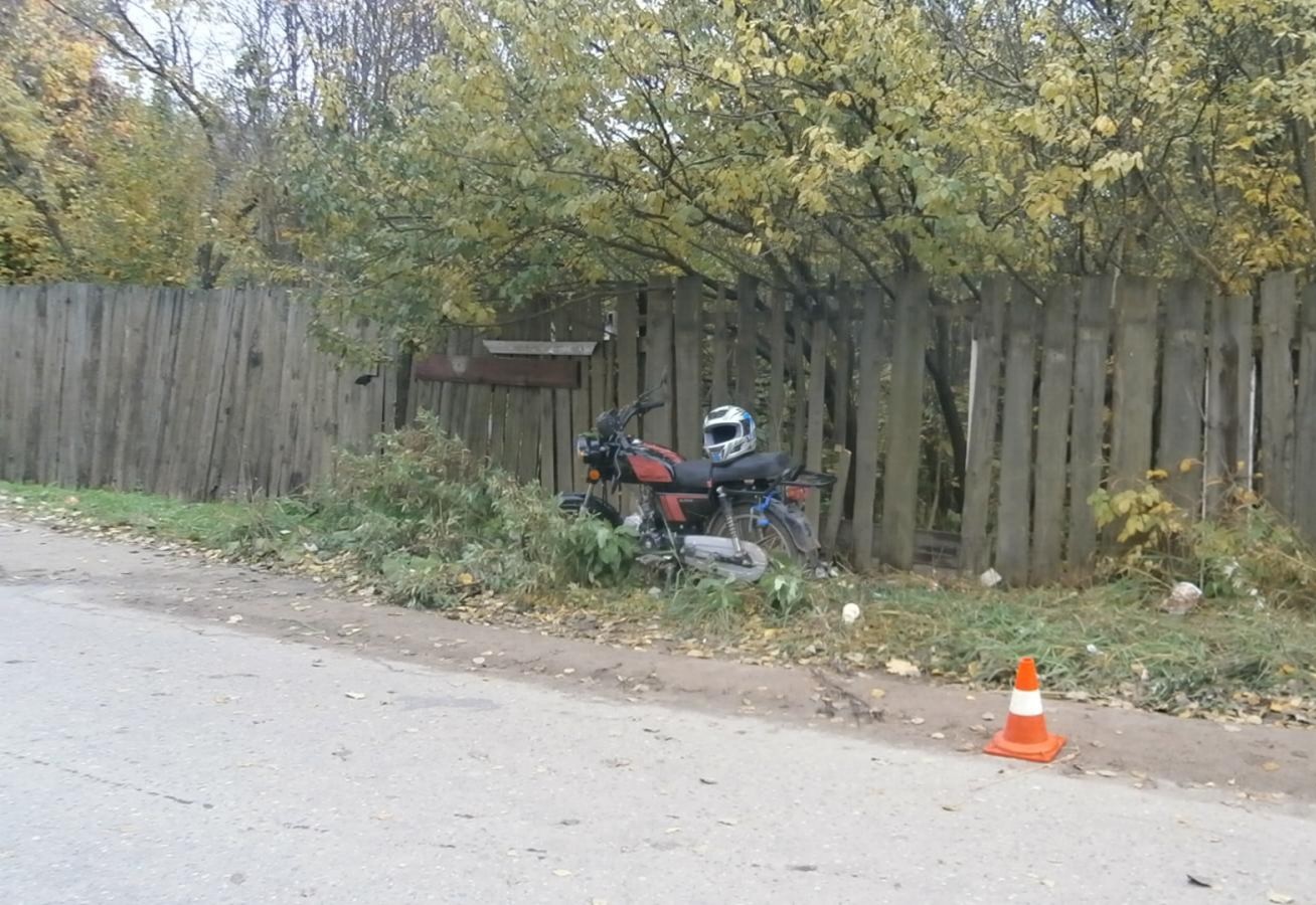 Сломаны ноги, выбиты зубы: в Ярославской области мотоциклист влетел в толпу девушек