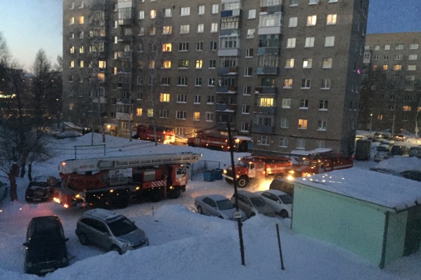 Тушить пожар приехали пять пожарных машин Тушить пожар приехали пять пожарных машин