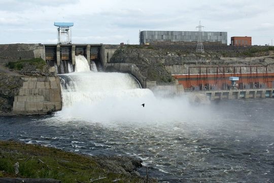 В Красноярске есть маленькая улочка, названная в честь речки и населенного пункта на севере Красноярского края. На реке находится ГЭС, считающаяся одной из самых северных в стране. <br /><br />О какой улице речь?
