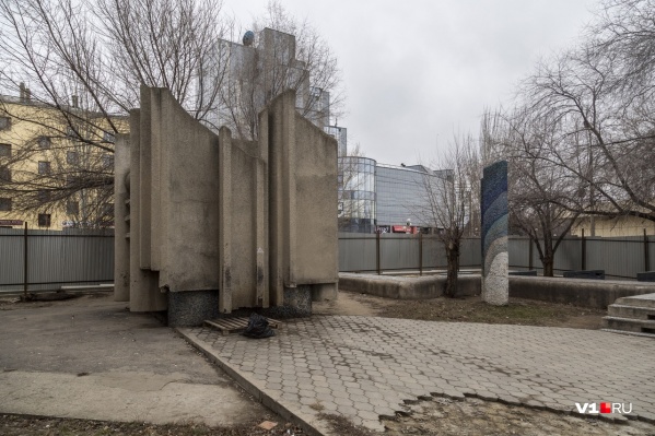 То, что осталось от фонтана, спрятали за забором То, что осталось от фонтана, спрятали за забором