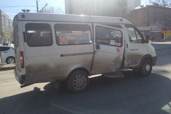Маршрутка осталась со сломанной дверью после аварии Маршрутка осталась со сломанной дверью после аварии