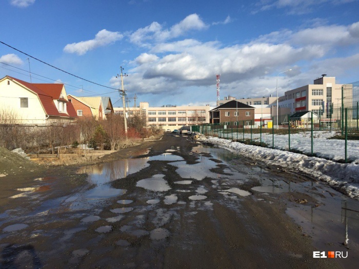 Дорога покрыта ямами Дорога покрыта ямами