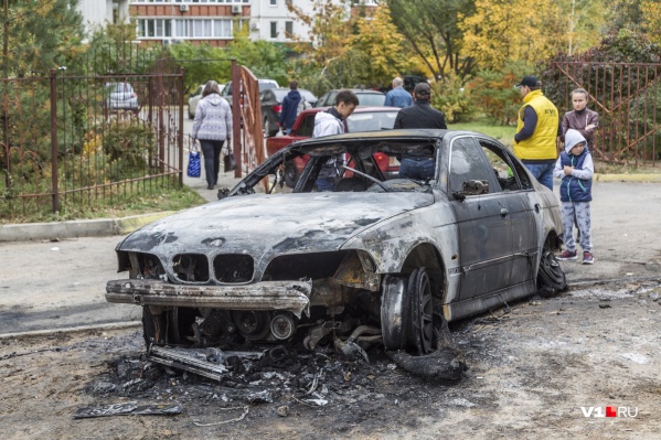 Старенькая BMW сгорела полностью Старенькая BMW сгорела полностью