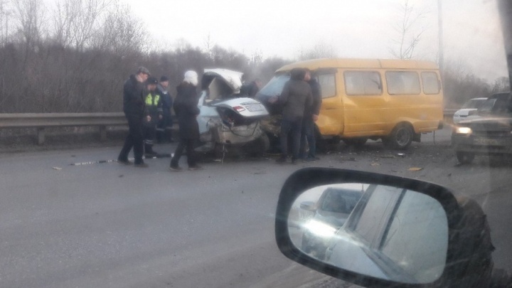 Водитель легковушки, который врезался на Шакшинском мосту в маршрутку, ехал без прав