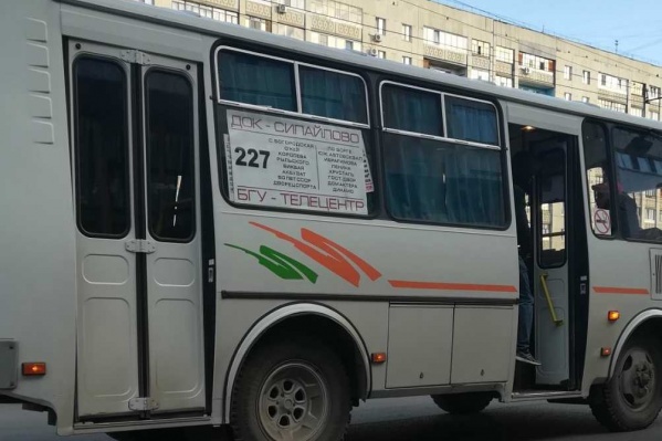 Табличка с номером красовалась на новеньком и чистом пазике Табличка с номером красовалась на новеньком и чистом пазике