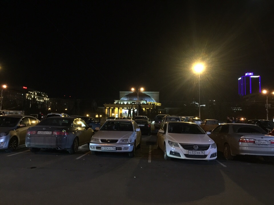 Автомобилисты по-прежнему спокойно ставят машины возле Краеведческого музея Автомобилисты по-прежнему спокойно ставят машины возле Краеведческого музея