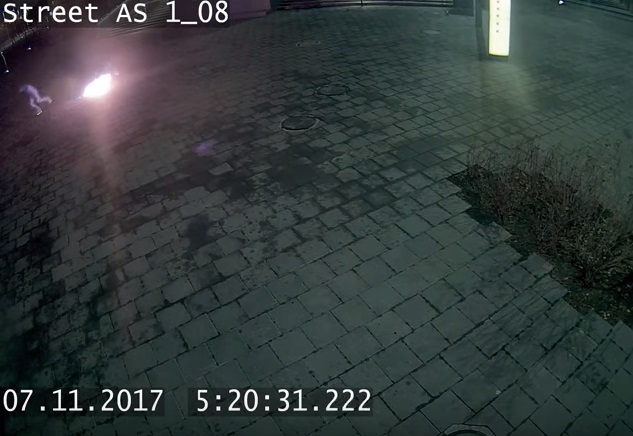 Кадр с камеры наблюдения, где видно, как Щука бросает горящий пакет Кадр с камеры наблюдения, где видно, как Щука бросает горящий пакет