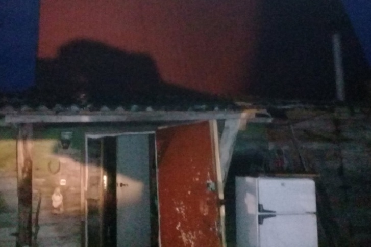 В МЧС сообщили, что пожар уничтожил 30 кв. м дома