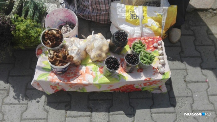 На стихийных рынках дачники продают свой урожай всем желающим На стихийных рынках дачники продают свой урожай всем желающим