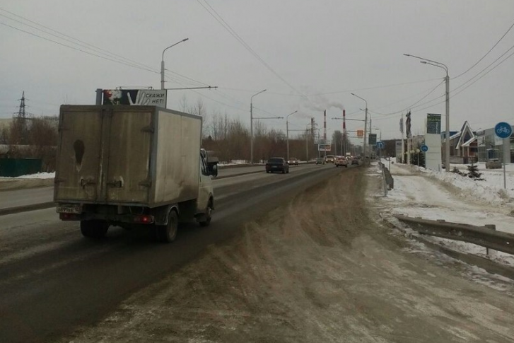 На двух трассах города знаки пока так и стоят На двух трассах города знаки пока так и стоят