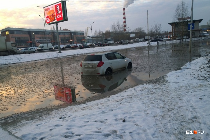 Водой залило всю дорогу Водой залило всю дорогу