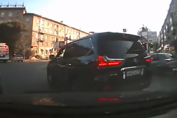 Lexus столкнулся с Toyota RAV4 Lexus столкнулся с Toyota RAV4