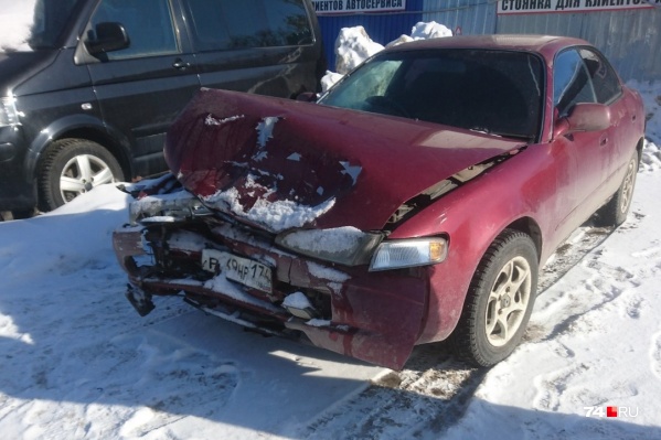Автомобиль Анны после ДТП. Женщина получила перелом носа и травмы шеи, но аварию признали инцидентом без пострадавших Автомобиль Анны после ДТП. Женщина получила перелом носа и травмы шеи, но аварию признали инцидентом без пострадавших