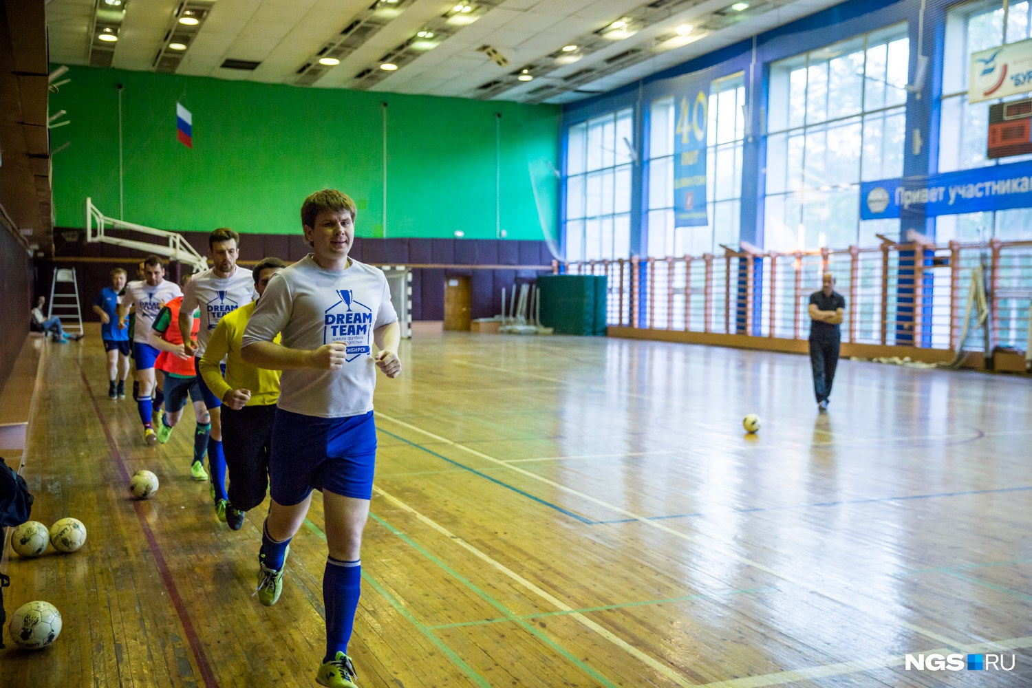 Игроки школы DREAM TEAM на разминке Игроки школы DREAM TEAM на разминке