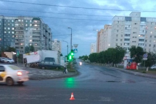 Мальчик вышел на дорогу с левой стороны от водителя Мальчик вышел на дорогу с левой стороны от водителя