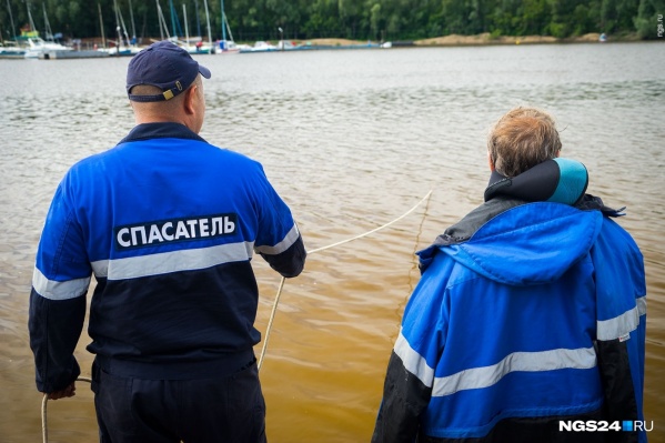 Спасатели помогли эвакуировать людей с лодки Спасатели помогли эвакуировать людей с лодки