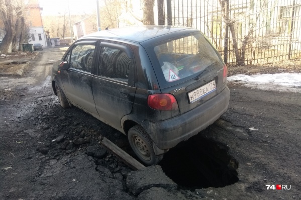 Женщина пыталась заехать во двор дома на улице Машиностроителей, когда под ней провалился асфальт Женщина пыталась заехать во двор дома на улице Машиностроителей, когда под ней провалился асфальт