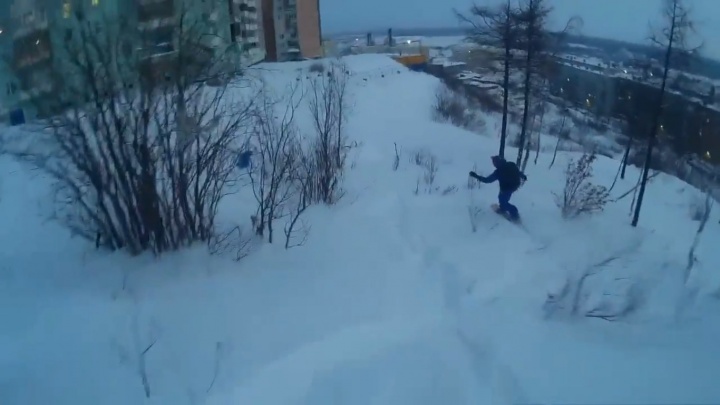 Экстремалы проехались на сноубордах по заснеженному Норильску