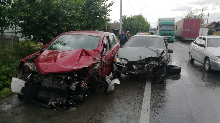 Nissan после столкновения с прицепом фуры Volvo откинуло обратно на свою полосу Nissan после столкновения с прицепом фуры Volvo откинуло обратно на свою полосу