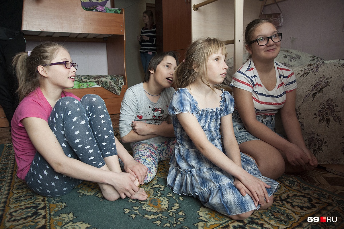 Слева направо: Алена, Белла, Настя, Эля Слева направо: Алена, Белла, Настя, Эля