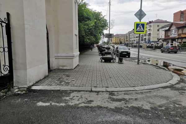 Во время праздников пройти толпе гуляющих по такой улице практически невозможно, утверждают некоторые горожане Во время праздников пройти толпе гуляющих по такой улице практически невозможно, утверждают некоторые горожане