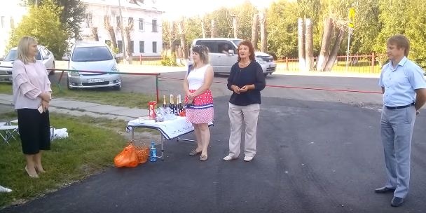 В Канске торжественно открыли двор. Блогер Варламов назвал это «праздником деградации»
