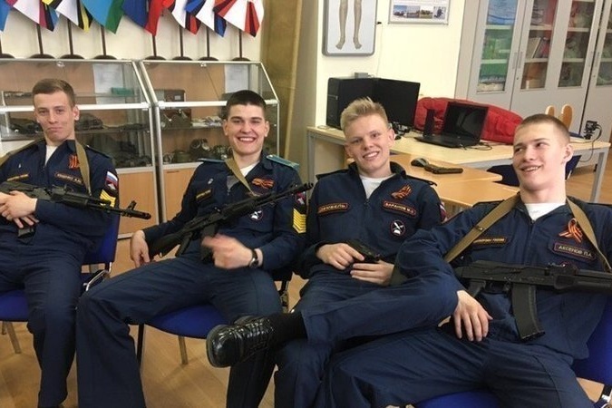 Михаил Баранов (второй справа) с друзьями по кадетскому училищу