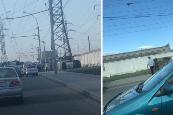 Водителю перевернувшегося автомобиля на месте оказали первую помощь Водителю перевернувшегося автомобиля на месте оказали первую помощь
