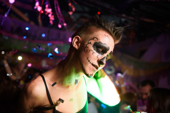 Каждый придумывает свою страшную рожицу на Halloween. Самая популярная маска — фермера Джека, который не побоялся обмануть самого дьявола Каждый придумывает свою страшную рожицу на Halloween. Самая популярная маска — фермера Джека, который не побоялся обмануть самого дьявола