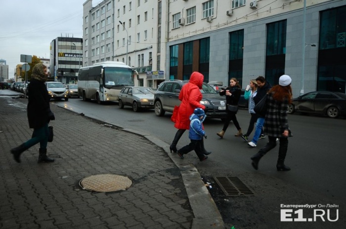 В этом месте пешеходы хаотично перебегают дорогу В этом месте пешеходы хаотично перебегают дорогу