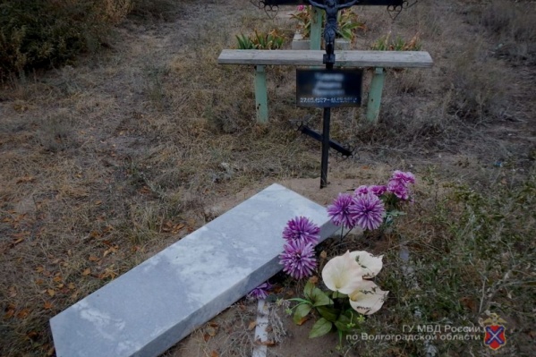 Мужчина опрокидывал памятники, чтобы достать металлические трубы Мужчина опрокидывал памятники, чтобы достать металлические трубы 