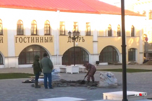 Сначала власти закроют дыру новогодней ёлкой, а потом — люком Сначала власти закроют дыру новогодней ёлкой, а потом — люком