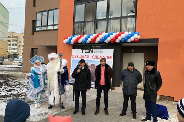 Поздравить жителей со сдачей дома приехали Дед Мороз и министр строительства Михаил Волков (на фото с микрофоном) Поздравить жителей со сдачей дома приехали Дед Мороз и министр строительства Михаил Волков (на фото с микрофоном)
