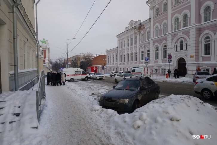 У школы дежурили машины экстренных служб У школы дежурили машины экстренных служб
