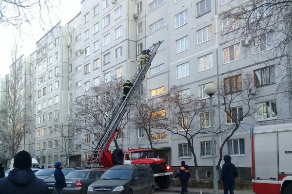 Мужчину спустили вниз и передали медикам Мужчину спустили вниз и передали медикам