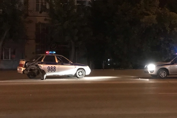 «Ниссан» врезался в машину ГИБДД справа сзади «Ниссан» врезался в машину ГИБДД справа сзади