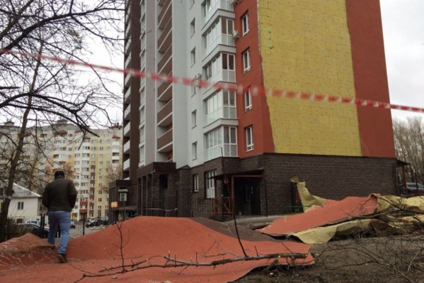 На землю обрушился фасад со целой стены На землю обрушился фасад со целой стены