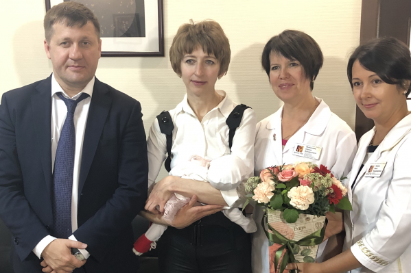 Счастливую мамочку провожали домой в торжественной обстановке Счастливую мамочку провожали домой в торжественной обстановке