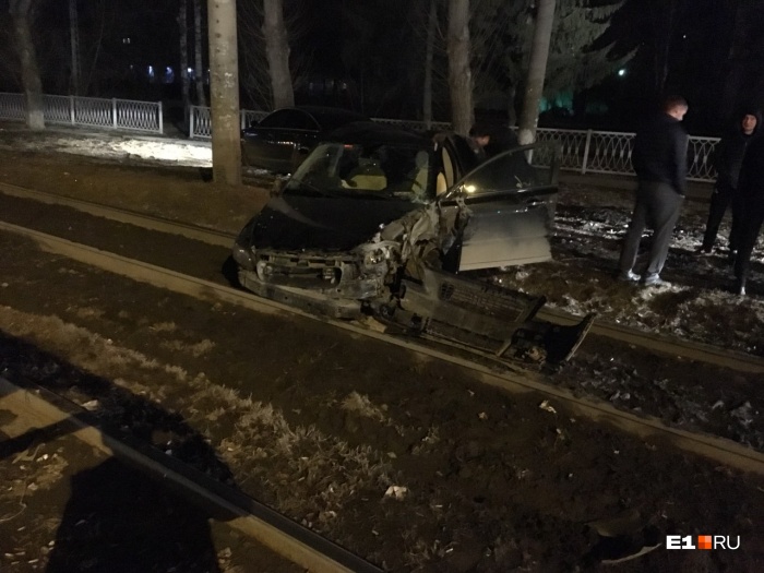 Автомобиль в аварии сильно пострадал Автомобиль в аварии сильно пострадал