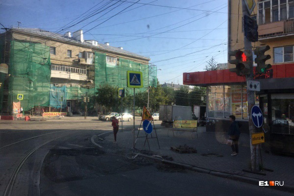 На светофоре появился знак «Объезд», однако автомобилисты его игнорируют На светофоре появился знак «Объезд», однако автомобилисты его игнорируют 
