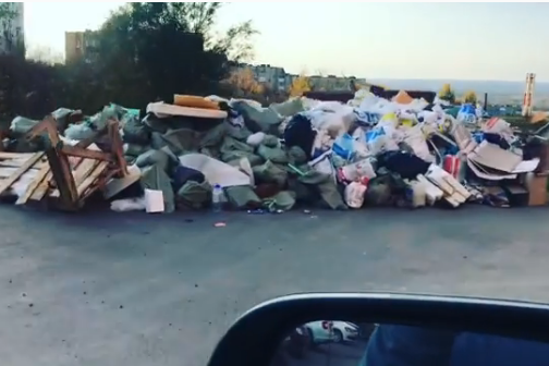 Вот такие горы мусора жители Пятой просеки наблюдают в своем микрорайоне Вот такие горы мусора жители Пятой просеки наблюдают в своем микрорайоне