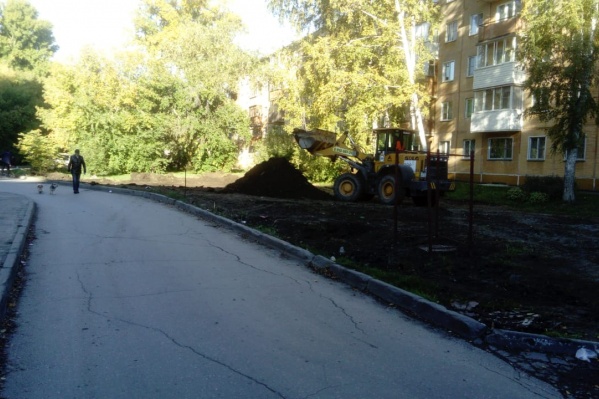 Сегодня к дому <nobr class="_">№ 6</nobr> на улице Громова приехал экскаватор, чтобы разровнять площадку под будущую парковку Сегодня к дому <nobr class="_">№ 6</nobr> на улице Громова приехал экскаватор, чтобы разровнять площадку под будущую парковку