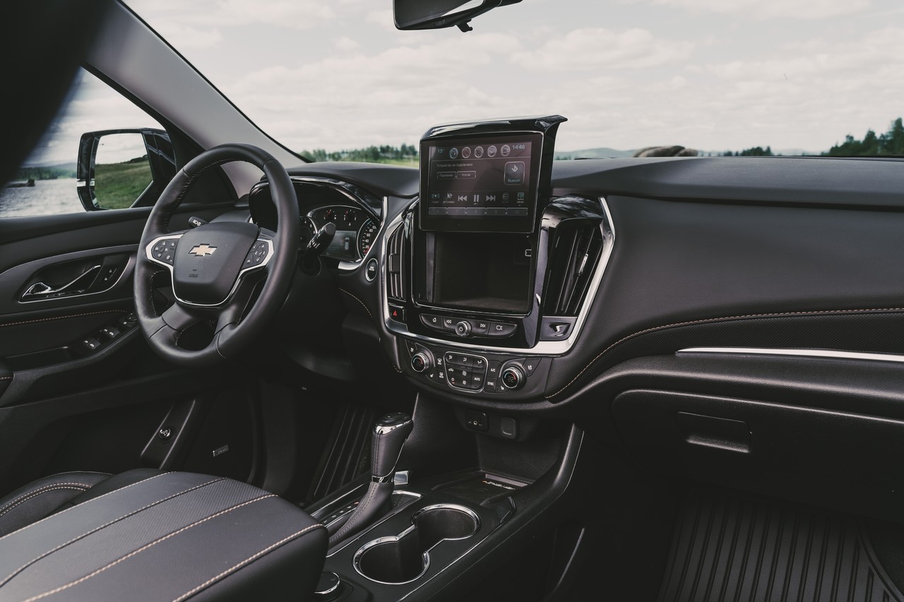 Интерьер Chevrolet Traverse приятен глазу, но к посадке за рулём можно придраться: например, руль хотелось подтянуть поближе. За экраном мультимедийной системы есть тайник. Климат-контроль сразу трёхзонный Интерьер Chevrolet Traverse приятен глазу, но к посадке за рулём можно придраться: например, руль хотелось подтянуть поближе. За экраном мультимедийной системы есть тайник. Климат-контроль сразу трёхзонный